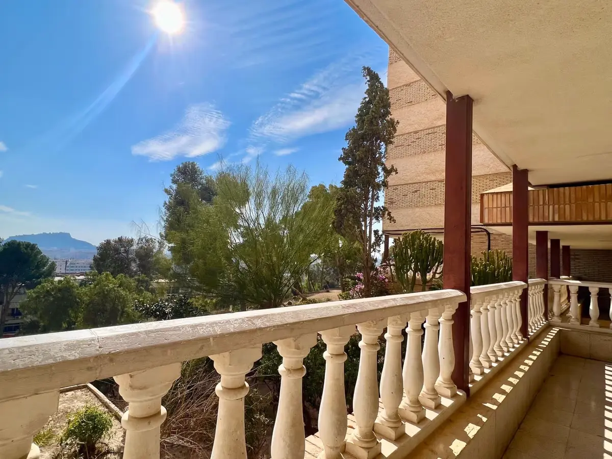 Квартира по адресу Calle del Pintor Pedro Camacho, 14, Juan XXIII, 83 м²
